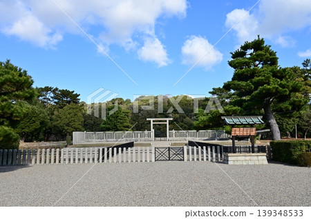 The worship site at the tomb of Emperor Nintoku (Sakai City, Osaka Prefecture) The worship site at the tomb of Emperor Nintoku (Sakai City, Osaka Prefecture) 139348533