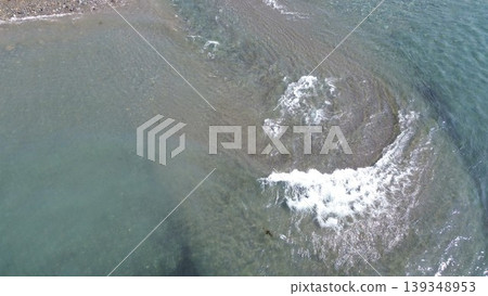 無人機拍攝的北海道熊石市關內川河口海岸線和自然風景。 139348953
