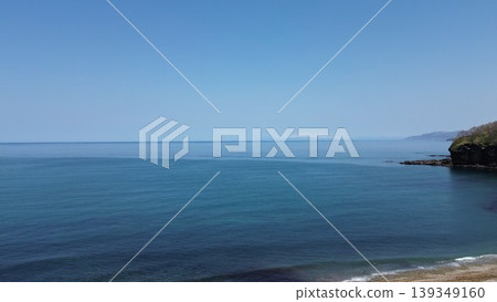 從空中俯瞰北海道島卷村千羽川河口和日本海的自然風光。 139349160