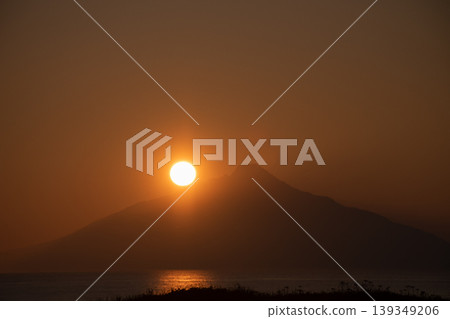 夕陽在利尻山的影子下落下 夕陽在利尻山的影子下落下 139349206