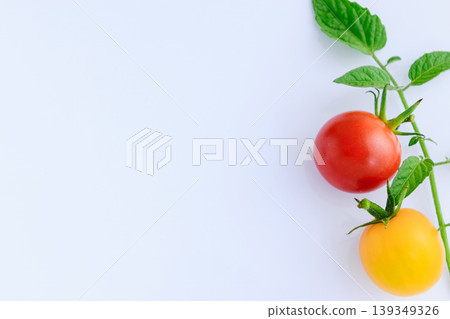 色彩鮮豔的櫻桃番茄和葉子（夏季蔬菜） 139349326