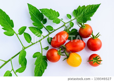 色彩鮮豔的櫻桃番茄和葉子（夏季蔬菜） 139349327