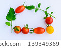 色彩鮮豔的櫻桃番茄和綠葉蔬菜（夏季蔬菜） 139349369