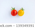 白色背景上的彩色櫻桃番茄（夏季蔬菜） 139349391