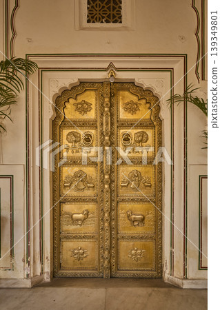 Golden door in Royal City Palace in Jaipur, India 139349801