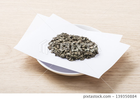 杜仲茶、花草茶、保健茶、茶葉盛於盤中 杜仲茶、花草茶、保健茶、茶葉盛於盤中 139350884