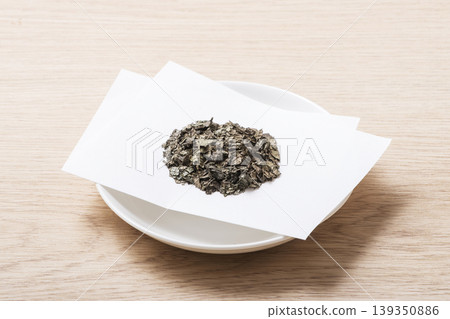 杜仲茶、花草茶、保健茶、茶葉盛於盤中 139350886