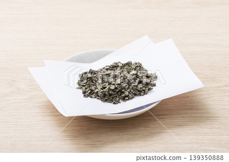 杜仲茶、花草茶、保健茶、茶葉盛於盤中 139350888
