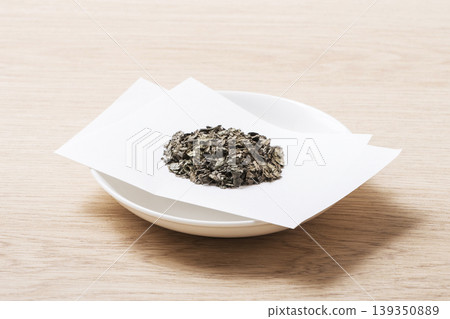 杜仲茶、花草茶、保健茶、茶葉盛於盤中 杜仲茶、花草茶、保健茶、茶葉盛於盤中 139350889
