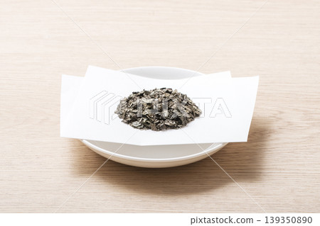 杜仲茶、花草茶、保健茶、茶葉盛於盤中 杜仲茶、花草茶、保健茶、茶葉盛於盤中 139350890