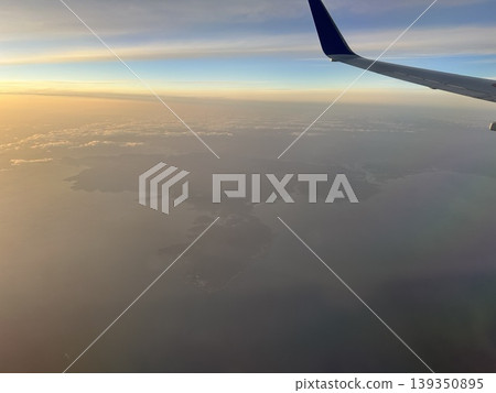 從飛機看的日落煥發 從飛機看的日落煥發 139350895