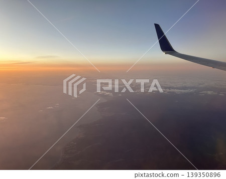 從飛機看的日落煥發 從飛機看的日落煥發 139350896