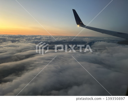 從飛機看的日落煥發 從飛機看的日落煥發 139350897