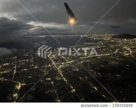 飛機上的景色:夜景 飛機上的景色:夜景 139350898