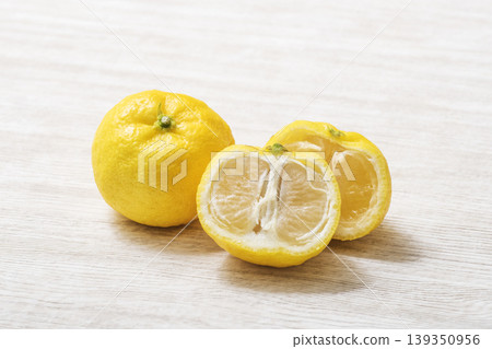 Cut yuzu fruit, freshly picked yuzu Cut yuzu fruit, freshly picked yuzu 139350956