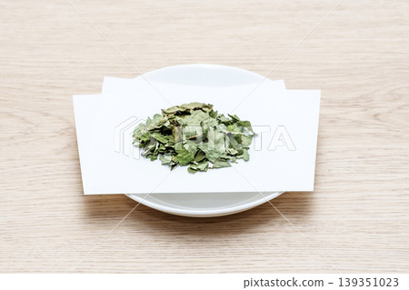 雅康茶、花草茶、保健茶、茶葉盛於盤中 雅康茶、花草茶、保健茶、茶葉盛於盤中 139351023
