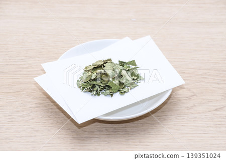 雅康茶、花草茶、保健茶、茶葉盛於盤中 雅康茶、花草茶、保健茶、茶葉盛於盤中 139351024