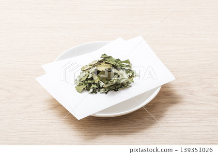 雅康茶、花草茶、保健茶、茶葉盛於盤中 雅康茶、花草茶、保健茶、茶葉盛於盤中 139351026