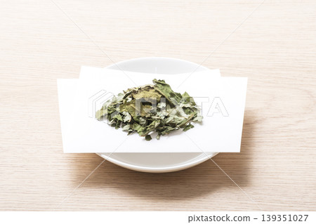 雅康茶、花草茶、保健茶、茶葉盛於盤中 139351027