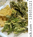 Wild vegetable tempura 139351121