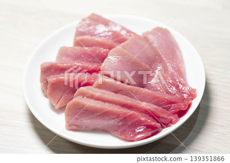 Assorted fresh tuna sashimi Assorted fresh tuna sashimi 139351866