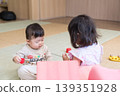 日本兄妹在公寓大樓的兒童房玩耍。 139351928