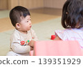 日本兄妹在公寓大樓的兒童房玩耍。 139351929