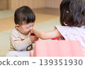 日本兄妹在公寓大樓的兒童房玩耍。 139351930