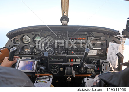 小型私人飛機的駕駛艙 小型私人飛機的駕駛艙 139351968