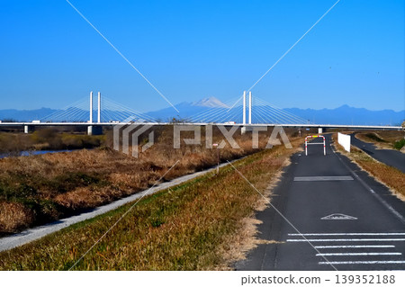 從坂東橋下游的利根川河床上可以看到白雪皚皚的淺間山。 139352188