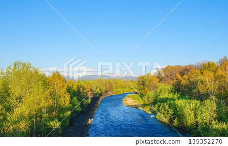 從春季到初夏，流經北海道美瑛町的美瑛川景色，以及大雪山山脈。 139352270