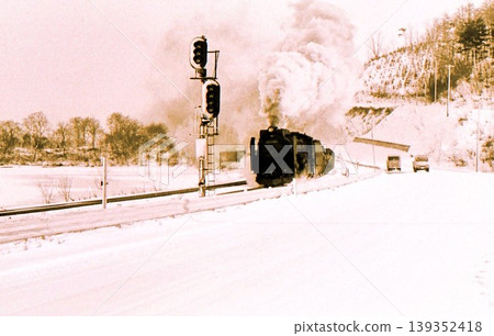 1970年（昭和45年）：一輛D52蒸氣機車經過函館本線大沼、北海道大沼-仁山。紀實照片。 139352418