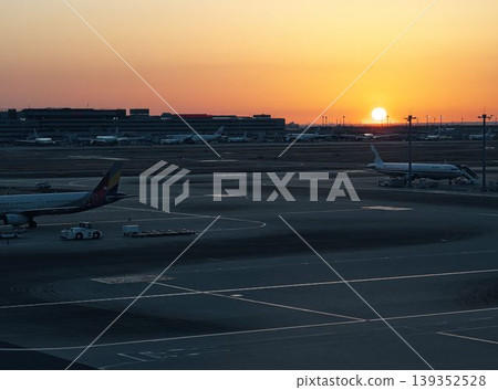 Haneda Airport apron at dawn Haneda Airport apron at dawn 139352528