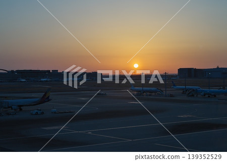 黎明時的羽田機場停機坪 黎明時的羽田機場停機坪 139352529