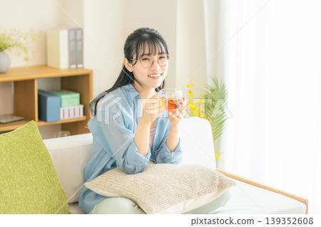 女人在客廳裡喝茶 139352608