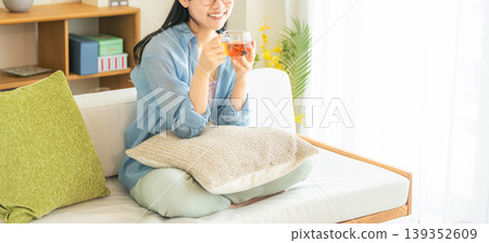 女人在客廳裡喝茶 139352609