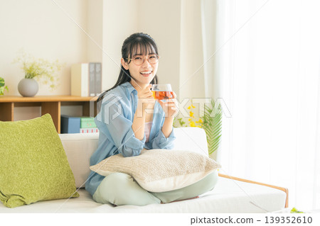 女人在客廳裡喝茶 139352610