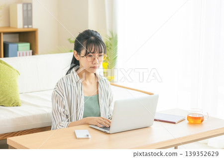 便攜式計算機上工作的年輕女子 139352629