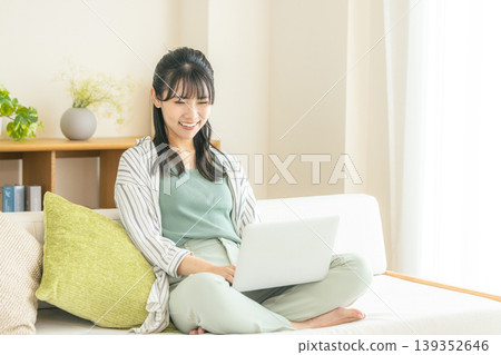 使用一台個人計算機的年輕女子 139352646