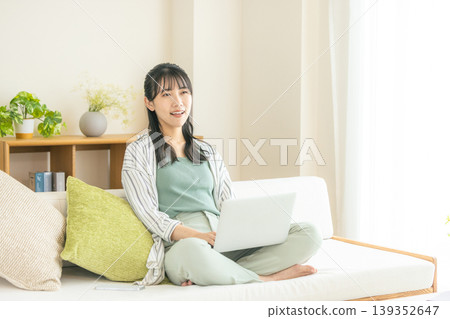 使用一台個人計算機的年輕女子 139352647