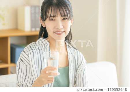 年輕女子喝水 139352648