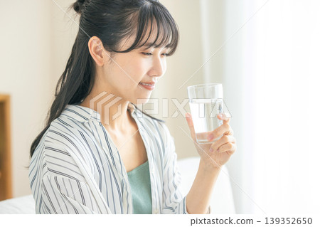 年輕女子喝水 139352650