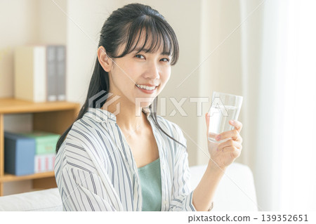 年輕女子喝水 139352651