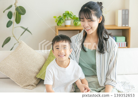 父母和孩子在客廳裡放鬆 139352653