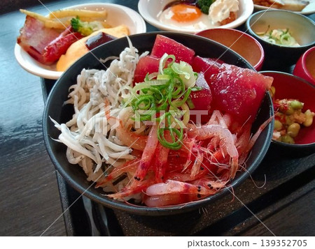 Enjoy Izu's seafood for breakfast... 'Breakfast' at a business hotel Enjoy Izu's seafood for breakfast... 'Breakfast' at a business hotel 139352705