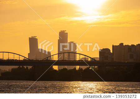 Golden sunset over Dongjak Bridge and Yeouido skyline at Han River, Seoul, South Korea 139353272