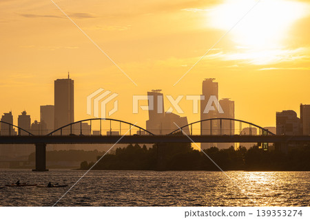 Golden sunset over Dongjak Bridge and Yeouido skyline at Han River, Seoul, South Korea Golden sunset over Dongjak Bridge and Yeouido skyline at Han River, Seoul, South Korea 139353274
