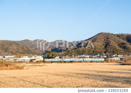 [Naruto Line] Local train running through the countryside in the early morning 139353289