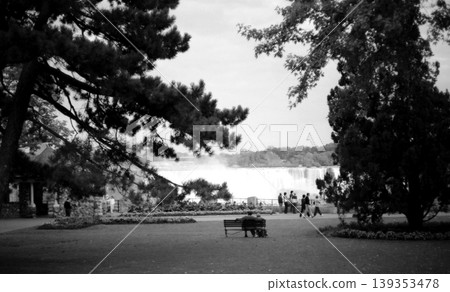 老照片,1982 年,維多利亞女王公園俯瞰加拿大尼加拉瀑布 老照片,1982 年,維多利亞女王公園俯瞰加拿大尼加拉瀑布 139353478
