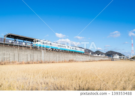[Mugi Line] Local train stopping at Bunka-no-Mori Station 139353488